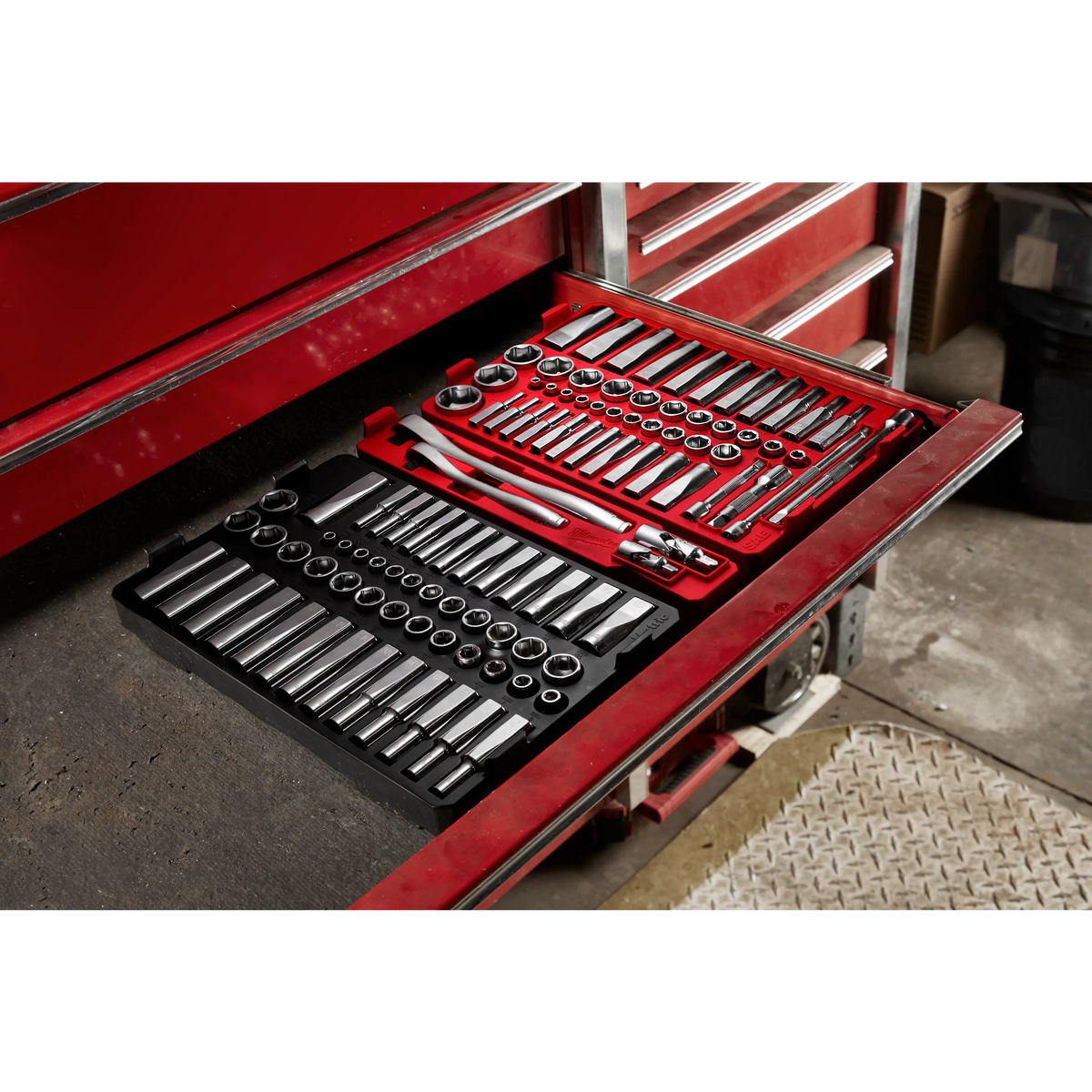 Milwaukee Tool 106pc 1/4" and 3/8" Metric & SAE Ratchet and Socket Set with PACKOUT Low-Profile Organizer